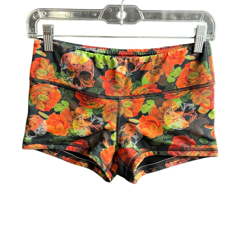 Fleo S black floral skull print shorts